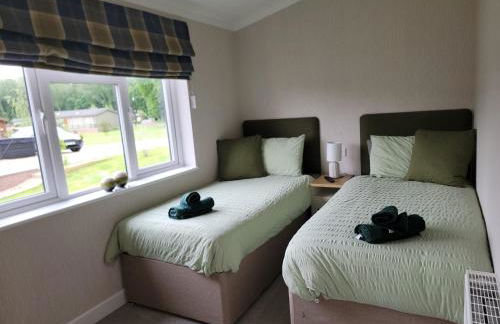 Luxury 2-Bed Lodge in Routh Sleeps 4 with Hot Tub - Foto 22
