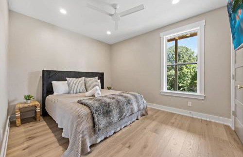 NEW Spacious Clarkson Getaway w Games & Yard - Foto 31