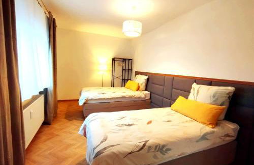 OVER RIVER near FRANKFURT-130 QM-4 ROOMS- 6 BEDS- FREE PARKING- AC - Foto 32