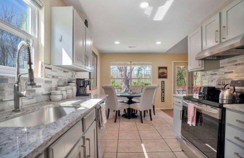 Relaxing Backyard with Fire Pit and Near Parks - Foto 8