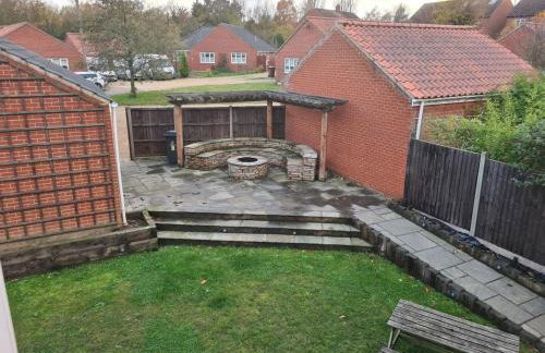 Detached luxury 5 bed house, lanscaped garden, fire pit, parking, can sleep families or workers - Foto 13