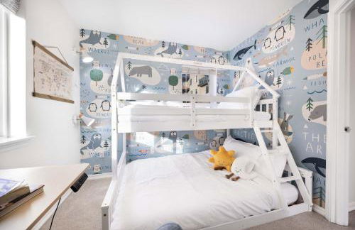 Rare 2BR Modern Urban Escape Free Parking - Foto 3