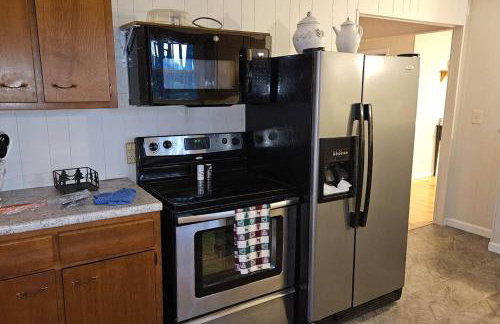 Fire Pit Cabin Retreat - Sleeps 6 - 1hr from STL - Foto 9