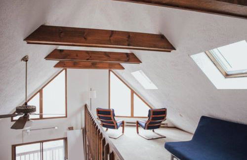 Hot Tub & Fire Pit: Cozy Pines Chalet in Poconos - Foto 17