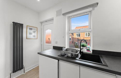 Spacious Modern 2BR - Parking - Workspace Area, Ideal for Contractors & Long Stays - NordStay - Foto 9