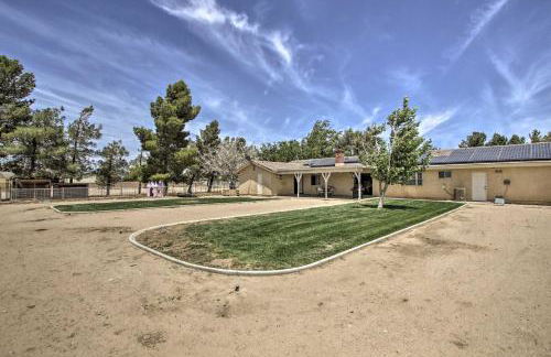 Spacious Lancaster Family Ranch - BBQ and Patio - Foto 30