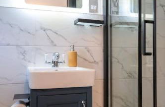 Warm Beachfront Getaway with Winter Ocean Views & Parking - Foto 50