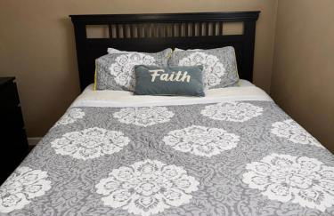 A huge Sprawling House on a large lot -15 minutes to St Louis - Foto 40