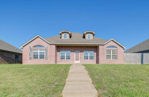 Central Bentonville Home with Fenced Yard! - Foto 3