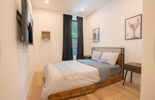 Stylish 2BD Brooklyn Retreat with Backyard & Basement - Foto 26