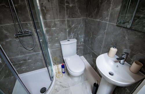 Luxury 5BDR with City Access, Free Parking and Wi-Fi - Photo 7