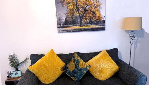 Sleek 3-Bedroom Home, Patio & High-Speed Wi-Fi - Foto 3