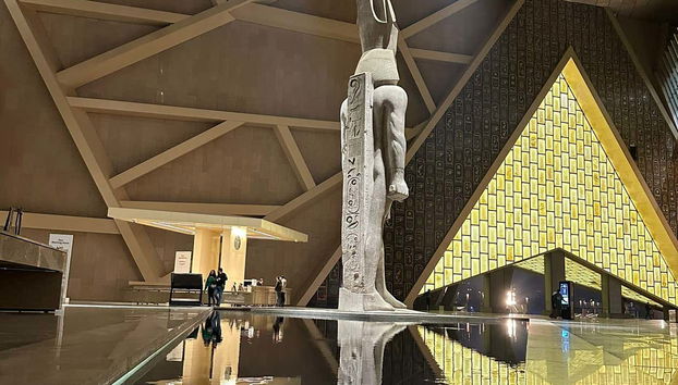 Sculpture de Ramsès II dans le hall du musée