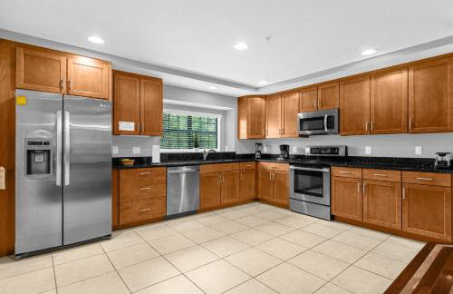 Vibrant 4BR Family Townhome 1 mile from Disney World and Disney Springs - Photo 8