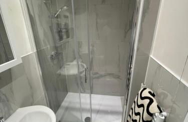 Luxury 3 Bed House - 10 min walk from Dartford Town Centre - Fully Refurbished - Photo 11