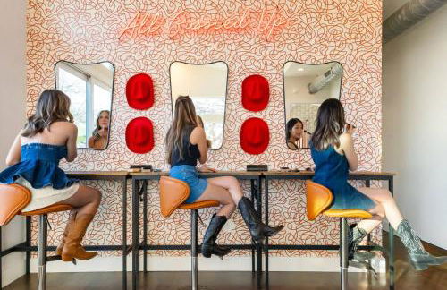 SoCo Cowgirl: Pool, Putt, Karaoke, Spa, 2mi to DT - Foto 40