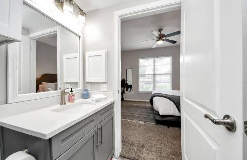 LUX Resort Inspired 2BR Near Houston Pool Gym - Foto 27