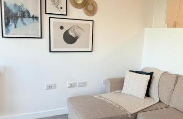 Modern 1-Bed Flat, Sleeps 4 - Photo 8
