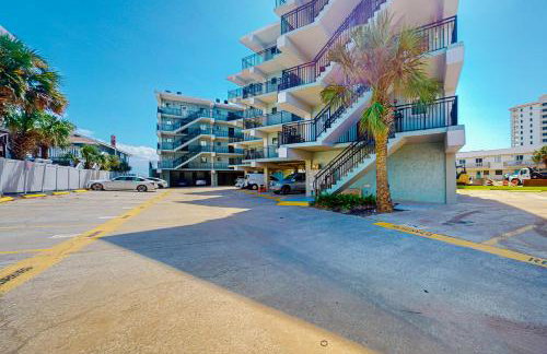 Oceanview condo with pool, beach access, jetted tub, W/D, & AC - Foto 1
