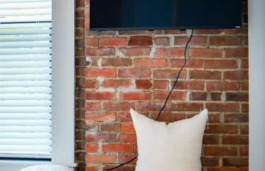 The Modern Boho Brick Loft - Foto 49