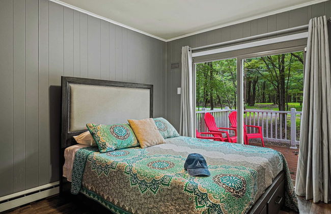 Frolic on Fern by Avantstay Enclosed Deck w/ Forest Views, Bar - Photo 11