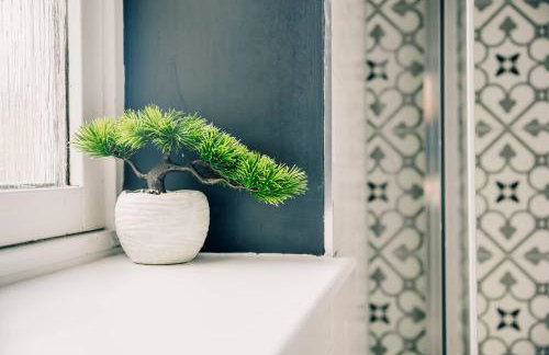 Modern Central 2 Bed Apartment with Parking - Photo 36