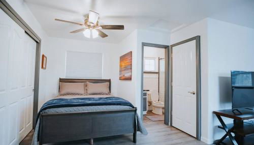 Gorgeous Upstairs Studio with Patio and Laundry - Foto 2