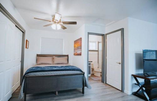 Gorgeous Upstairs Studio with Patio and Laundry - Foto 2