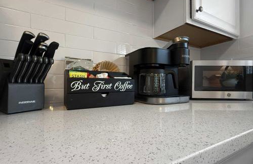 Chic Lakeside Retreat Steps from the Beach - Foto 10