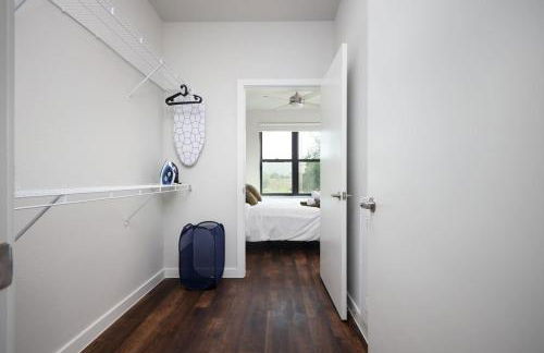 Cozy 2BR-w Parking, Near Rvrwalk, Dome & Conv Ctr - Foto 19