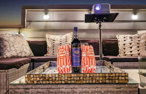 Modern Luxe Townhome with Rooftop Cinema - Foto 26