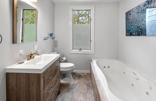 Amazing Southampton Home with Private Heated Pool - Foto 40