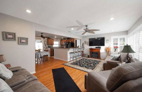 Walk to the Beach Private Backyard and Fire Pit - Foto 7