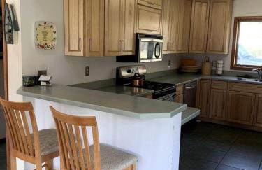 Riverside Cabin with Rare Claw-Foot Bathtub, Montana - Foto 6