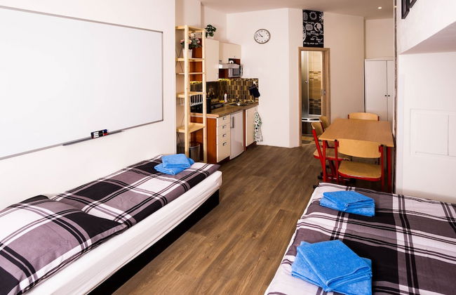 School Apartment by metro stop Vyšehrad - Foto 13