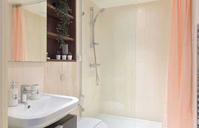 Sophisticated 2 Bed Flat with Balcony in Acton - Foto 16