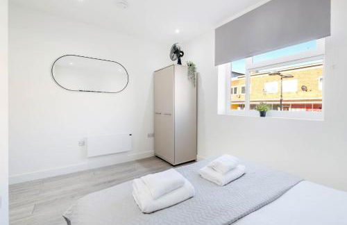 Luxurious 1 Bed Serviced Apartment with Wi-Fi - Photo 23