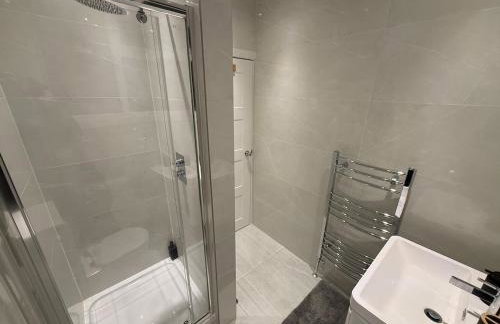 Luxury 4 Bedroom House in Harrow with Free Parking - Foto 12