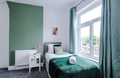 Spacious 3 Bed in Manchester by 53 Degrees Property, Perfect for Group Stays, Sleeps 8 with Free Parking! - Foto 12