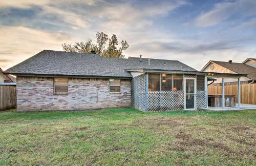 Home with Screened Porch about 10 Miles to Dtwn OKC! - Foto 23