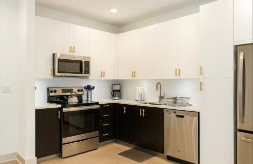 Elegant 2BR with Resort Pool and Lounge Areas 2 - Photo 13