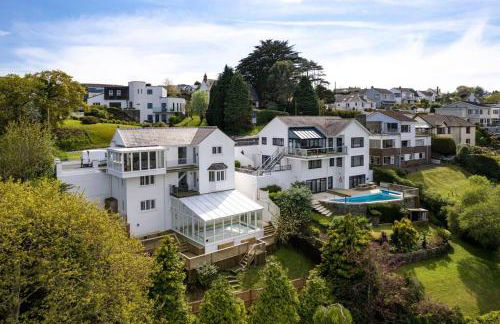 Stunning Property Seaviews, Private Pool & Parking - Photo 4