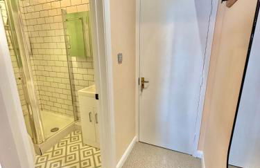 Pier View Retreat - 5 Mins Walk to Beach - Sea Views With Parking - Photo 14