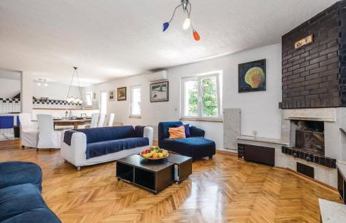 4 Bedroom Gorgeous Home In Jurdani - Photo 3