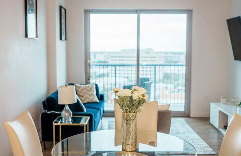 High-Rise Apartment with Panoramic Skyline Views - Foto 6