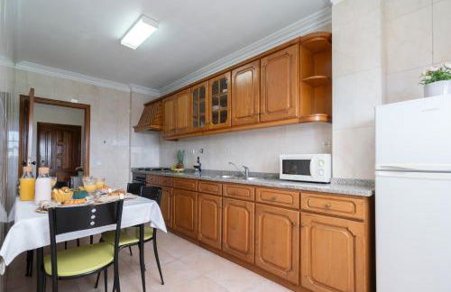 Sunny Cozy Flat w/ Terrace - São João - Foto 24