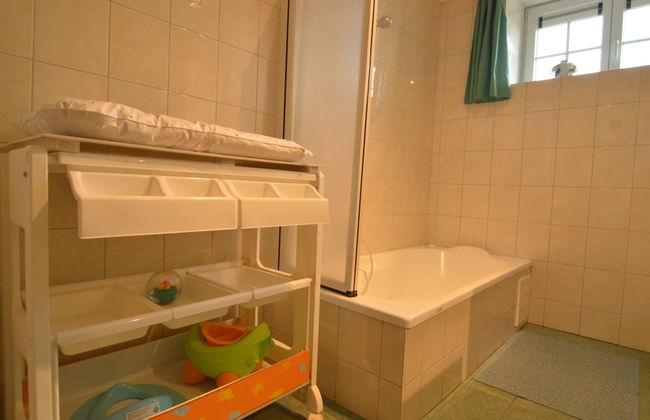 Combine City & Countryside in Well Kept House With Many Games, Next to a Farm - Foto 3