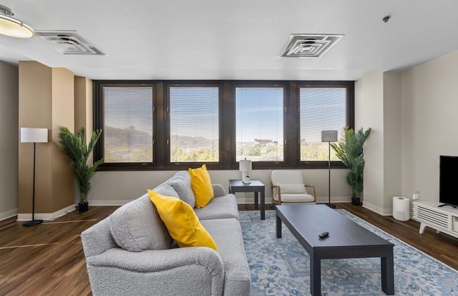 Sleek 2BR Downtown Retreat with Gym - Foto 21