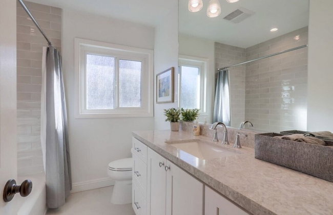 Beautiful Remodel 3 Bedroom 2 Bathroom Home With Pool & Jacuzzi - Foto 29