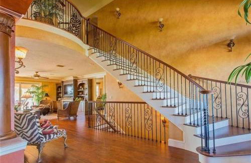 Large Mediterranean Oasis - Water Views & Pool - Photo 16